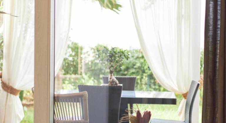 Serviced apartment with yard, pool & patio — photo 4