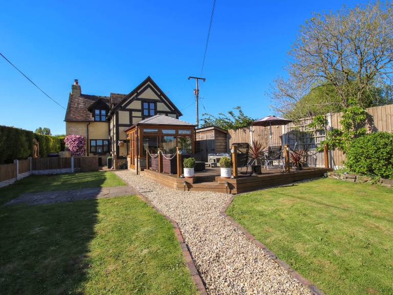 Cottage with hot tub & yard in Malvern