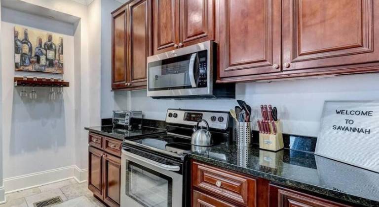 Historic Savannah Gold Private Condo with Pool - 2bed, 1&half bath, Sleeps 6, 1st Floor, 15 Min Walk — photo 5