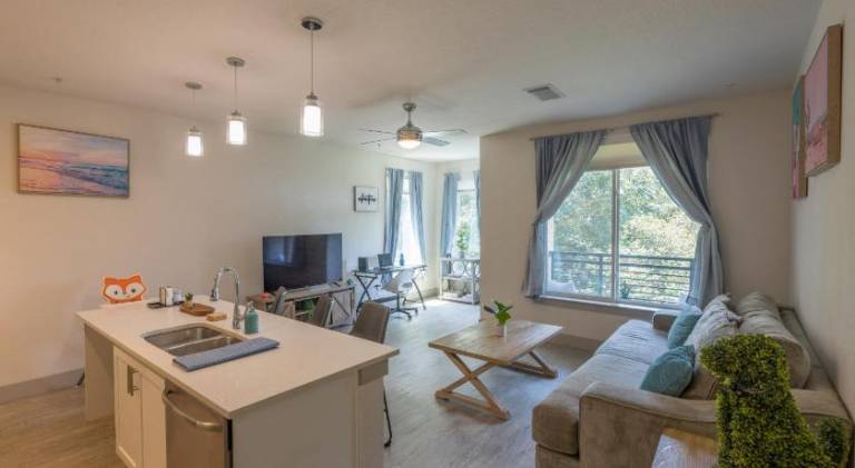 Riverwalk and Pool view Apt with King bed Infinity Pool Gym Free Parking in San Antonio, TX