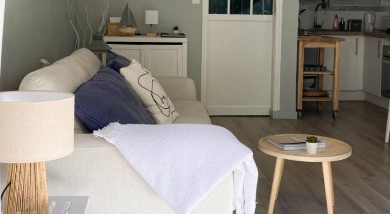 Apartment with patio in Montreuil
