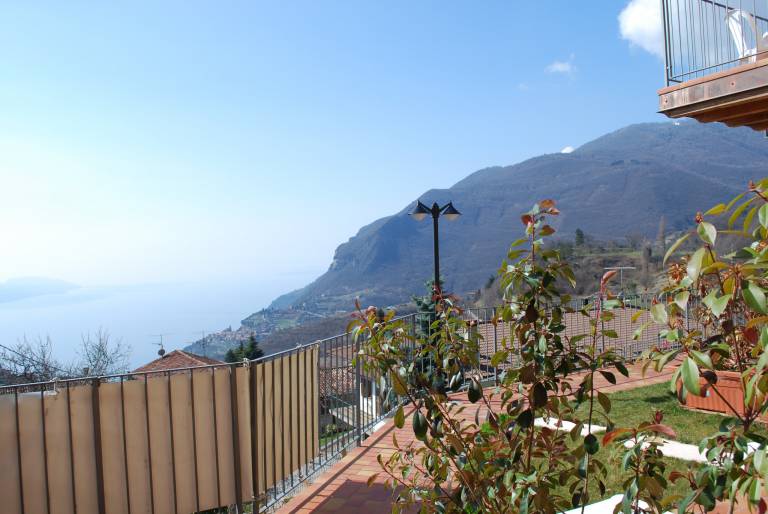 Rental apartment with yard, pool & terrace — photo 3