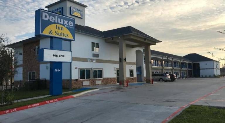 Deluxe Inn & Suites - Baytown in Baytown, TX