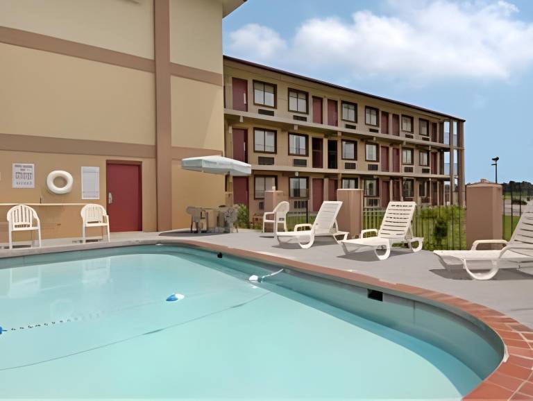 Days Inn & Suites by Wyndham Springfield on I-44 — photo 4