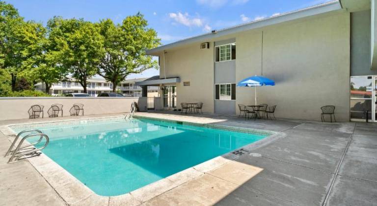 Travelers Inn Medford — photo 5