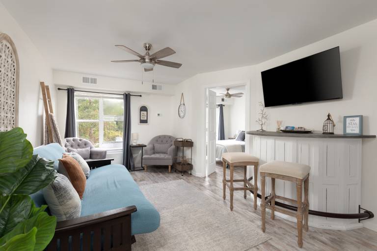 3 Mi to Miramar Beach! Chic Condo w/ Pool Access in Miramar, FL