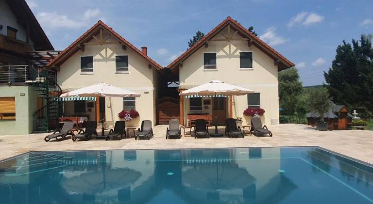House with pool — photo 3