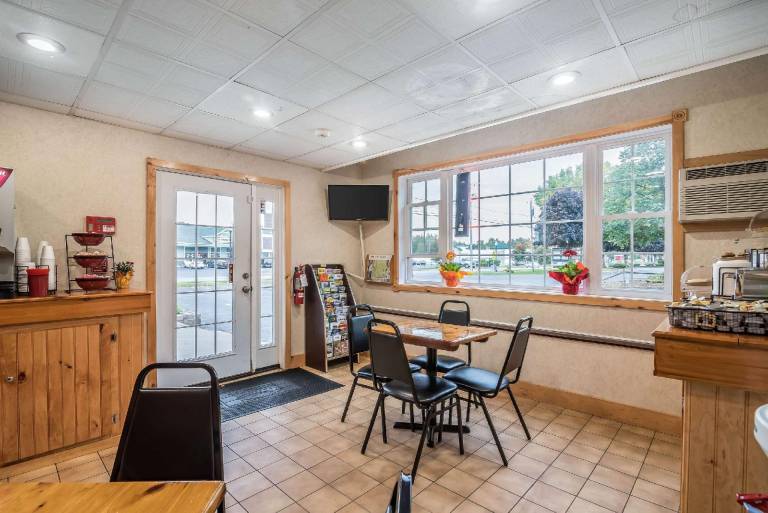 Rodeway Inn Lake George Outlets — photo 3