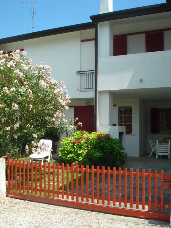Family-oriented villa with pool & yard | Pool view | Close to the beach | Pets allowed — photo 2