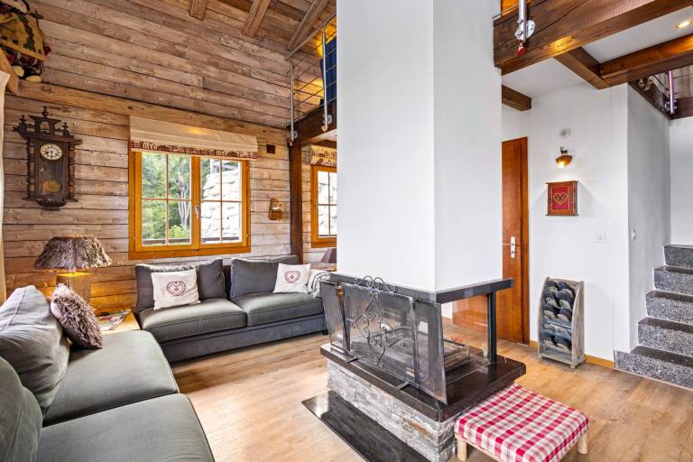 Chalet with BBQ, terrace & yard — photo 4