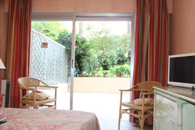 Child-friendly pleasant apartment with patio & garden | Garden view | Dogs allowed — photo 3