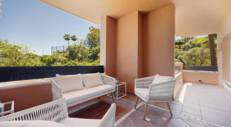 Apartment with large terrace, swimming pool and green areas, next to Puerto Banus — photo 4