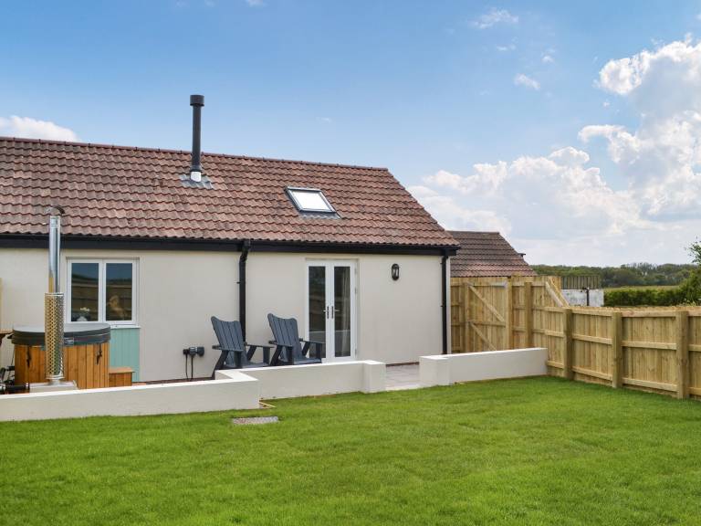 Cottage with barbeque, yard & jacuzzi | River view in Bridlington