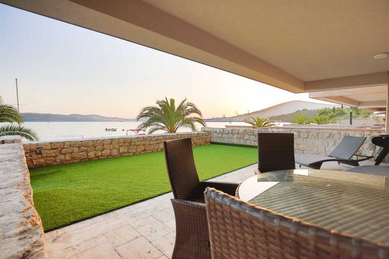 Beachfront Villa Deep Blue with Pool II — photo 5