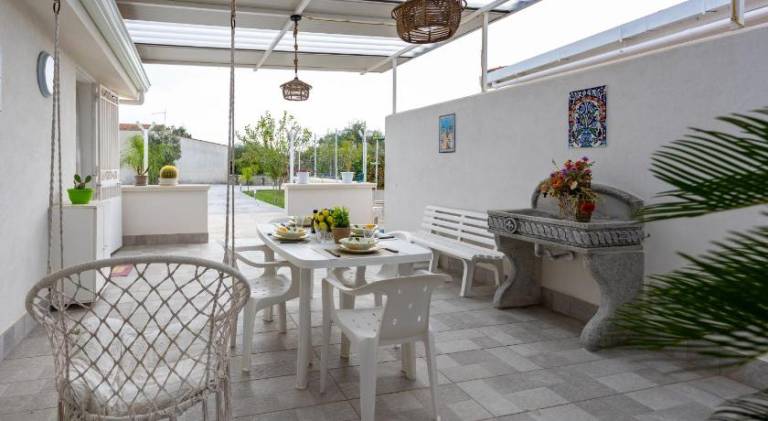 Vacation home with pool — photo 4