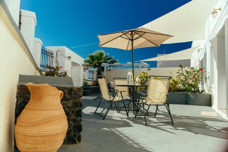 Rental apartment with patio in Santorini