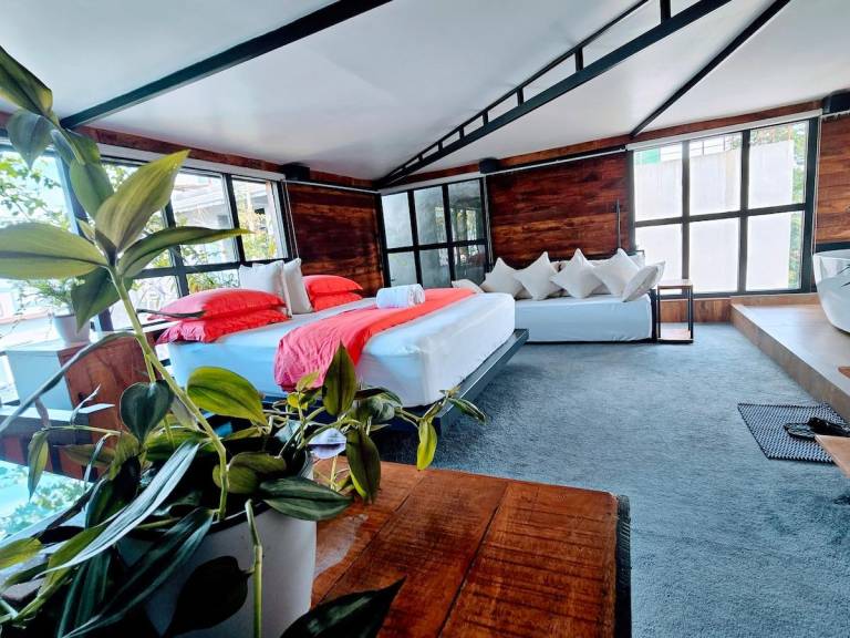 Private Luxury Home — photo 2