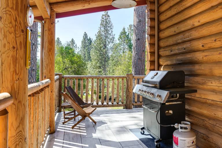 Walk to Pine Mountain Lake: Spacious Family Cabin — photo 2