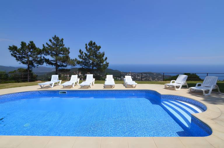 Villa 'La Venta' Spacious House with Sea Views, Private Heated Pool & Air Conditioning in Lloret de Mar