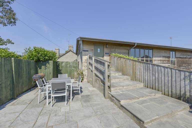 Cottage with yard, pool & barbecue — photo 2