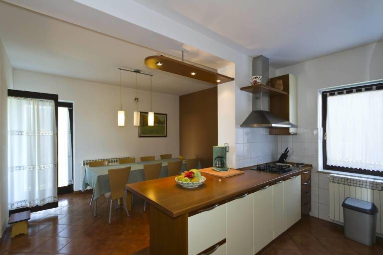 Fully equipped nice apartment with yard, fast internet & patio | Pets allowed — photo 3