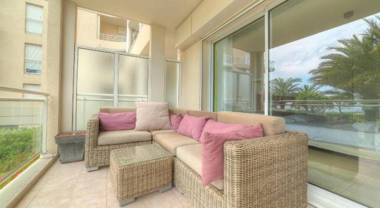 Apartment with pool & patio — photo 3