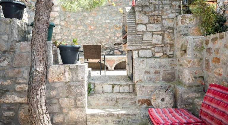 Vacation home with patio, barbeque & yard — photo 4