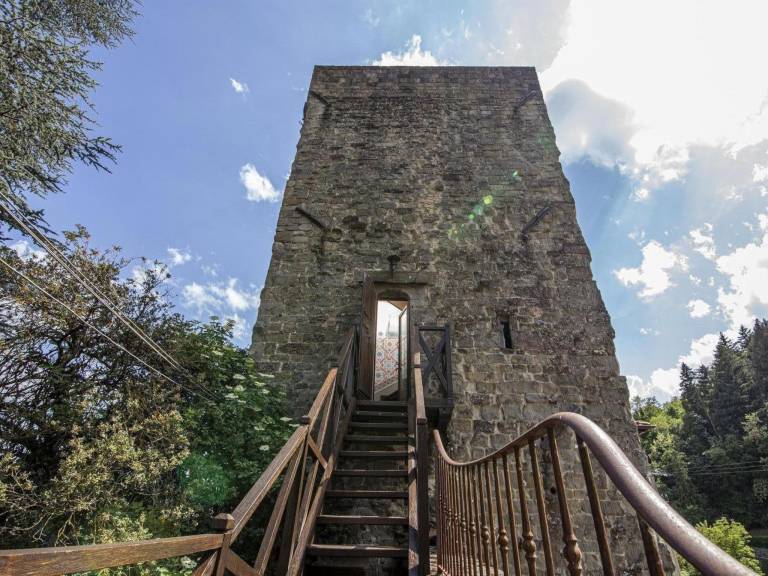 Medieval Tower mit Whirlpool auf der Dachterrass — photo 3