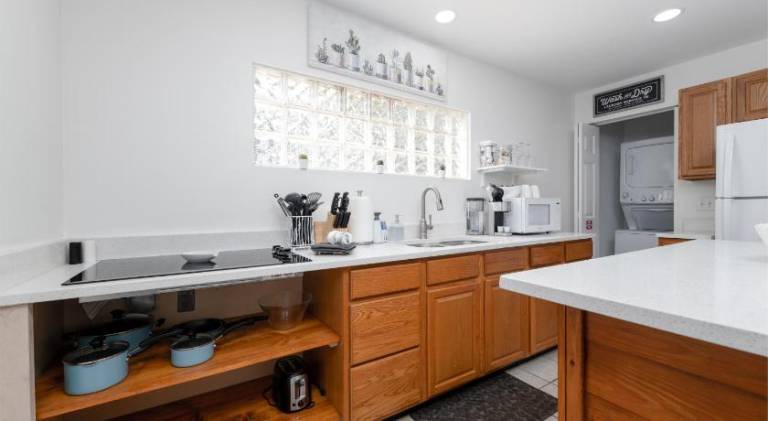 Cozy and Comfortable One Bedroom Efficiency! 5 Blocks to the Beach! — photo 3