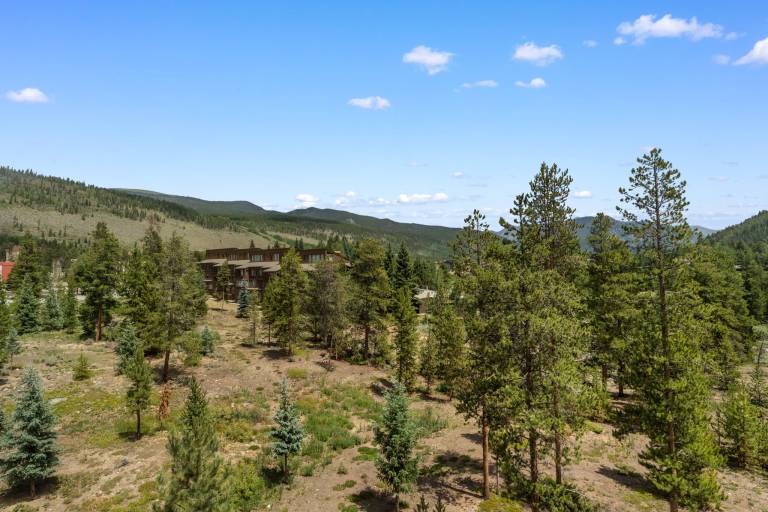 Serene Condo Surrounded by Nature, 5-Min Drive to Ski Village. PET FRIENDLY! — photo 2