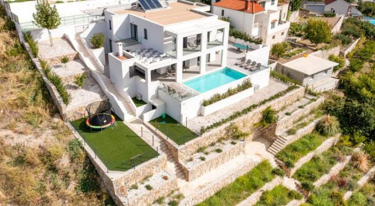 Villa with pool & hot tub in Podstrana