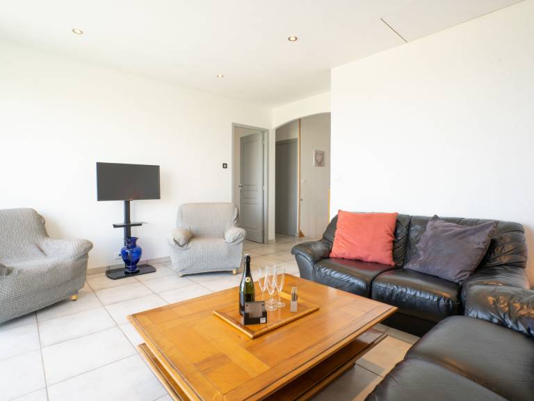 Family-oriented ample house with private pool, terrace & yard | Sea view | Perfect for remote work | Pets allowed — photo 4