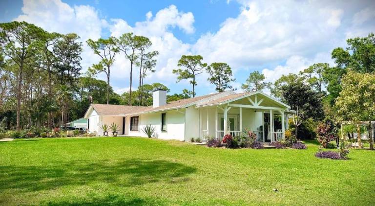 House with pool — photo 4
