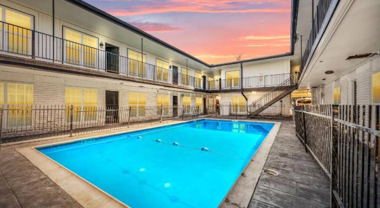 Apartment with pool in Houston, TX