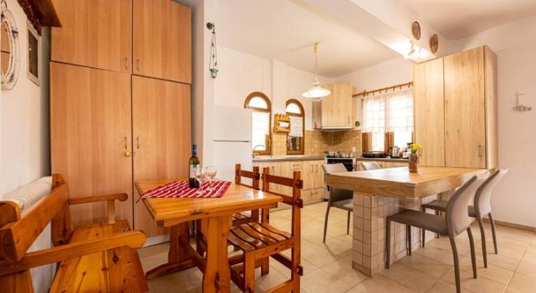 Villa with barbeque, yard & patio | Perfect for remote work — photo 3