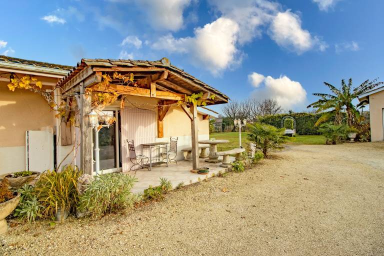 Vacation home with fast internet, garden & patio | Garden view | Suitable for remote work — photo 2