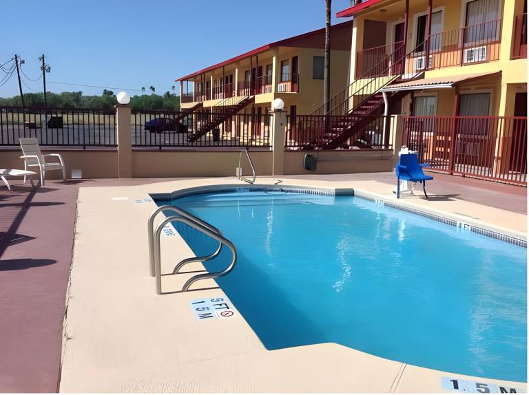 Deluxe Inn Airport — photo 4