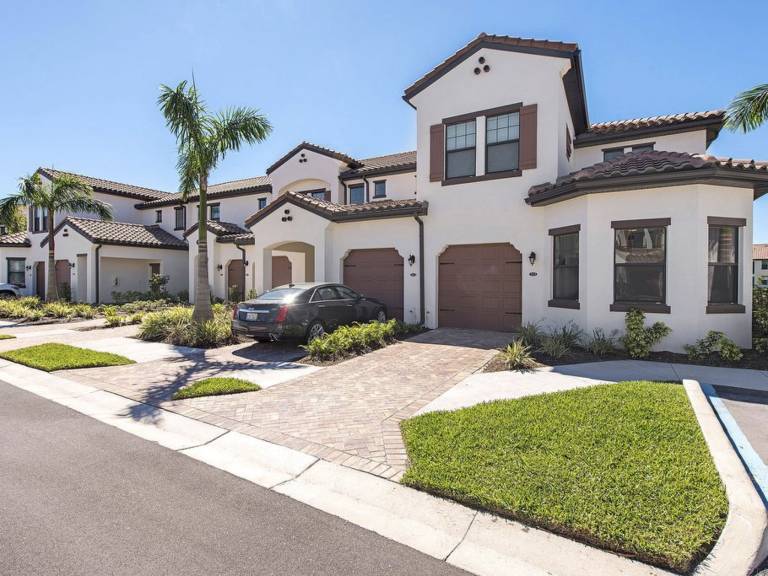 Mit gemeinschaftlichem Pool