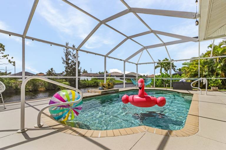 House with private pool & BBQ | Water view — photo 2