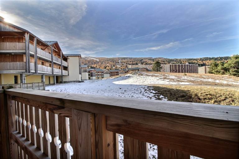Bright apartment with balcony close to ski slopes in Gap