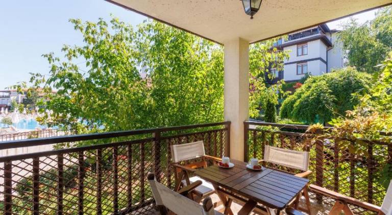Nice serviced apartment with pool, yard & patio | Close to the beach | Perfect for remote work | Pets are welcome — photo 5