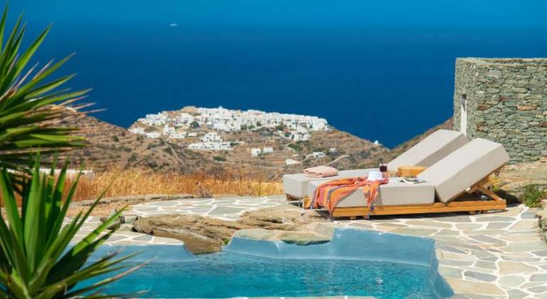 Vacation home with terrace, pool & garden in Sifnos