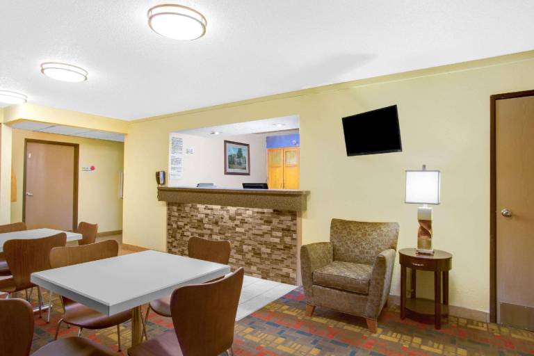 Super 8 By Wyndham Lewisburg — photo 3