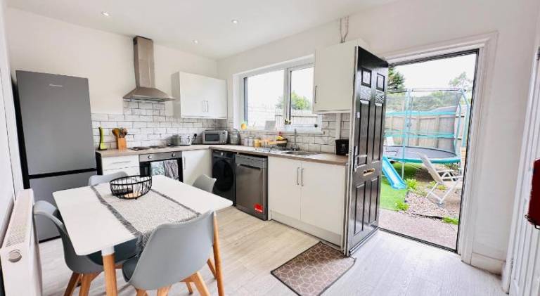 Pengam House Cardiff 3 Bedroom 2 Bathroom with free parking work desk fast internet close to City Ce — photo 2
