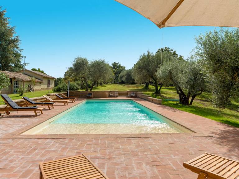 Holiday apartment with barbeque, garden & pool | Lake view | Pet-friendly — photo 2