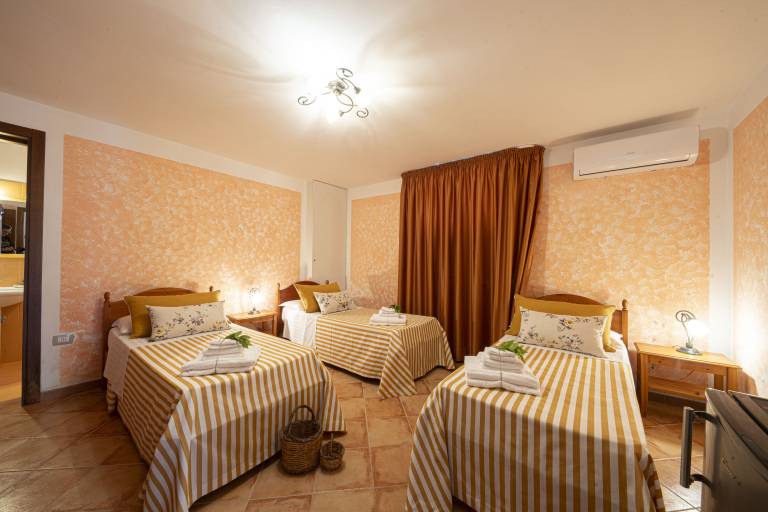 Alloro Apartment with Shared Terrace, Wi-Fi and Air Conditioning — photo 2