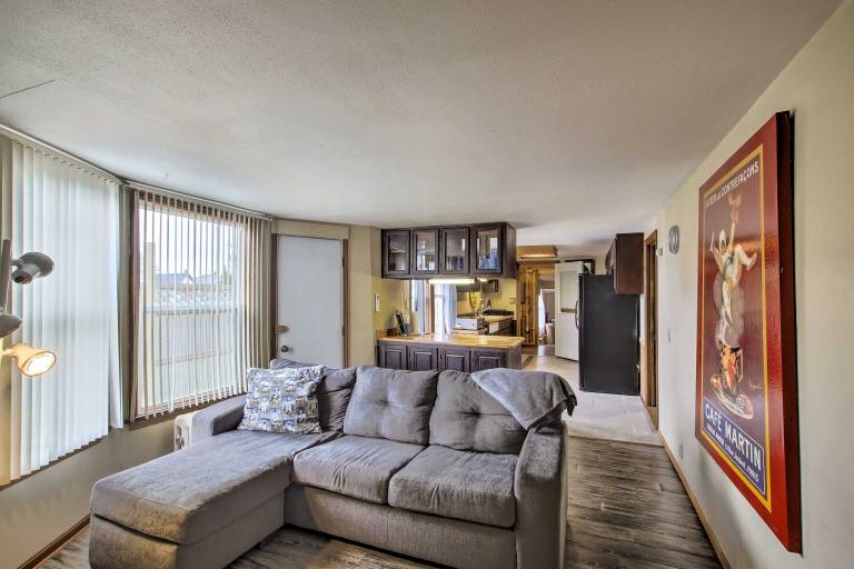 Dtwn Sheboygan Apt Above Local Bar! — photo 2