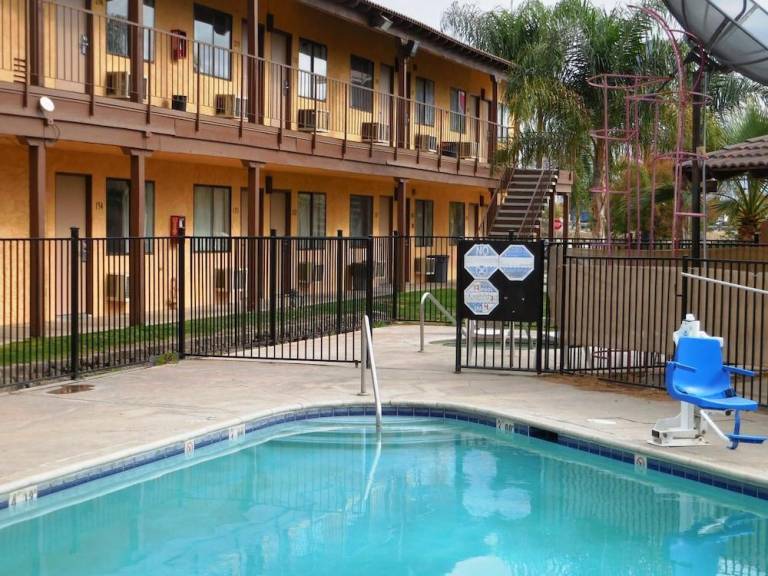 BEST ECONOMY INN & SUITES — photo 4