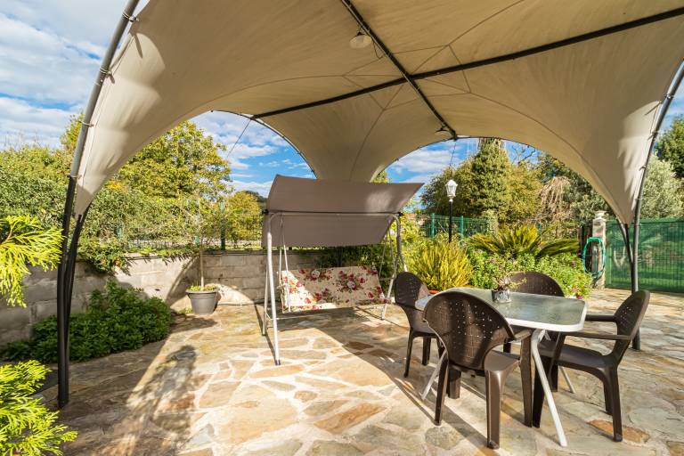 Family-oriented vacation home with yard & BBQ | Mountain view | Pets allowed — photo 3