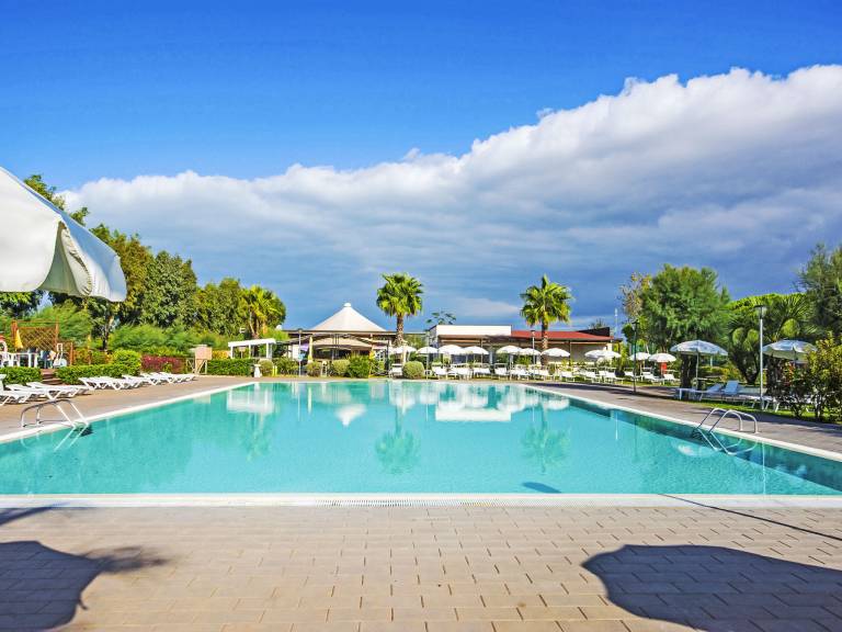 Vacation home with pool, yard & barbeque — photo 3